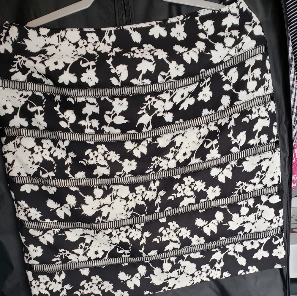 WHBM pencil skirt, size 4, blk and white floral.